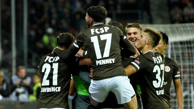 Jubelnde Spieler des FC St. Pauli © dpa-Bildfunk Foto: Daniel Bockwoldt/dpa