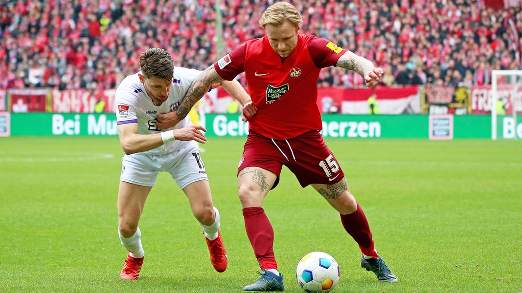 Osnabrücks Charalampos Makridis (l.) und Kaiserslauterns Tymoteusz Puchacz kämpfen um den Ball.