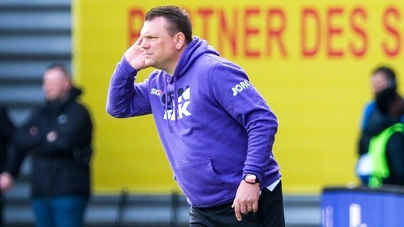 Osnabrücks Trainer Uwe Koschinat gestikuliert am Spielfeldrand. © IMAGO / Eibner 