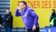 Osnabrücks Trainer Uwe Koschinat gestikuliert am Spielfeldrand. © IMAGO / Eibner 