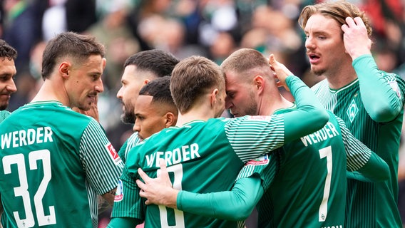 Bremens Spieler bejubeln einen Treffer. © Witters/FrankPeters 