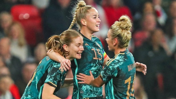 Die deutschen Fußballerinnen feiern ein Tor von Giulia Gwinn (M.) im Wembley-Stadion gegen England. © Izzy Poles/News Images via ZUMA Press Wire/dpa 