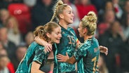 Die deutschen Fußballerinnen feiern ein Tor von Giulia Gwinn (M.) im Wembley-Stadion gegen England. © Izzy Poles/News Images via ZUMA Press Wire/dpa 