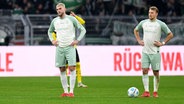 Marvin Ducksch (Werder Bremen) und Marco Gruell (Werder Bremen) schauen während des Spiels der 1. Bundesliga zwischen Borussia Dortmund und SV Werder Bremen. © imago 