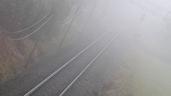 Ein Bahngleis im Nebel © picture alliance/dpa | Karl-Josef Hildenbrand 