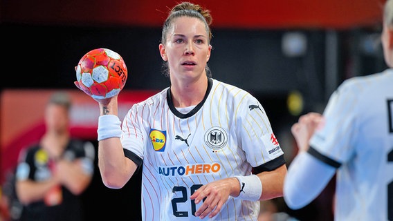 Handballerin Emily Bölk im Trikot der Nationalmannschaft © picture alliance/dpa | Marco Wolf 