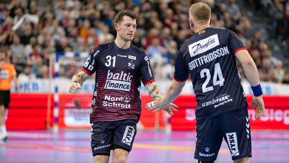 Flensburgs Spieler Manfeldt Jakobsen (l.) und Jim Gottfridsson bejubeln einen Treffer © Imago Images Foto: BEAUTIFUL SPORTS/Mario M.Koberg