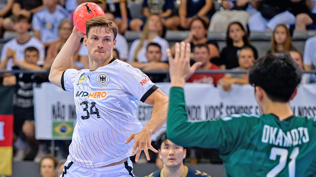 Handball-Nationalspieler Rune Dahmke (l.) beim Wurf 