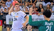 Handball-Nationalspieler Rune Dahmke (l.) beim Wurf © IMAGO / wolf-sportfoto 