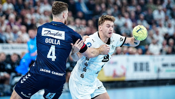 Flensburgs Johannes Golla (l.) im Zweikampf mit Emil Madsen (THW Kiel) © IMAGO/Eibner 