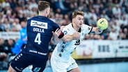 Flensburgs Johannes Golla (l.) im Zweikampf mit Emil Madsen (THW Kiel) © IMAGO/Eibner 