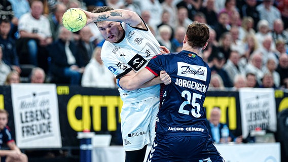 Emil Madsen (THW Kiel) im Zweikampf mit Lukas Joergensen (r./Flensburg) © IMAGO/Eibner-Pressefoto/Marcel von Fehrn 