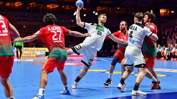 Fabian Böhm (2.v.l.) und Johannes Golla im Trikot der deutschen Handball-Nationalmannschaft. © imago images / foto2press 