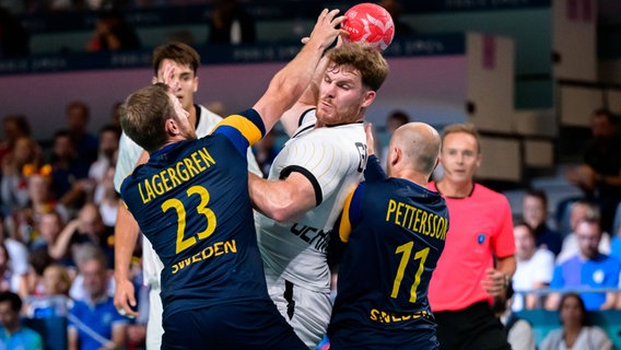 Handball Herren - Vorrunde Gruppe A - Deutschland - Schweden v.li. Albin Lagergren (Schweden), Johannes Golla (Deutschland), Daniel Pettersson (Schweden) © imago / sportfoto-wolf 