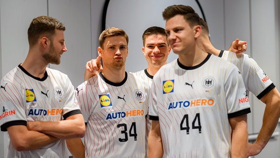 Rune Dahmke (2.v.l.) und Renars Uscins (2.v.r.) im Trikot der Handball-Nationalmannschaft. © picture-alliance / Marco Wolf Foto: Marco Wolf