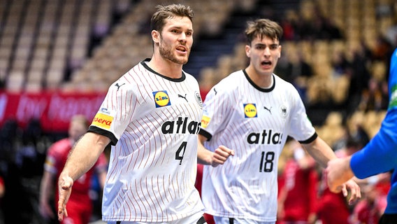 Jubel bei Johannes Golla (l.) von der deutschen Handball-Nationalmannschaft © IMAGO / ABACAPRESS 