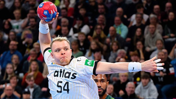 Justus Fischer von der deutschen Handball-Nationalmannschaft beim Wurf © IMAGO / wolf-sportfoto 