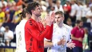 Penjaga gawang Niklas Landen dari THW Kiel berterima kasih kepada para penggemar setelah semifinal Liga Champions melawan FC Barcelona.  © IMAGO / PanoramaC 