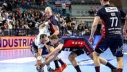 Johannes Golla (SG Flensburg-Handewitt) und Joaquin Esteban Salinas (BM Granollers) kämpfen um den Ball. © IMAGO/Lobeca 