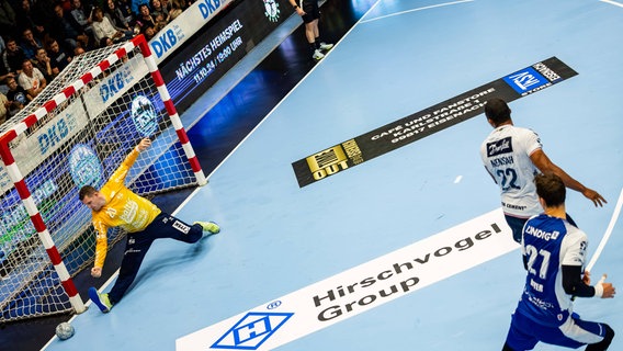 Kevin Möller im Tor der SG Flensburg-Handewitt mit einer Parade © IMAGO/Christian Heilwagen 