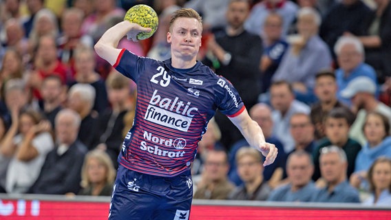 August Baskar Pedersen von der SG Flensburg-Handewitt © IMAGO / Beautiful Sports 