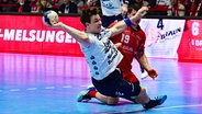 Handballer Lukas Jörgensen von der SG Flensburg-Handewitt beim Wurf © IMAGO/Peter Hartenfelser 