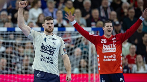 Torjubel bei Johannes Golla (l., SG Flensburg-Handewitt) und Kevin Möller © IMAGO / Beautiful Sports 