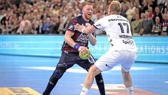 Jim Gottfridsson von der SG Flensburg-Handewitt (l.) gegen Patrick Wiencek (THW Kiel) © imago images / Beautiful Sports 