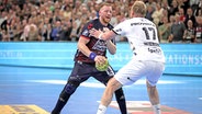 Jim Gottfridsson von der SG Flensburg-Handewitt (l.) gegen Patrick Wiencek (THW Kiel) © imago images / Beautiful Sports 