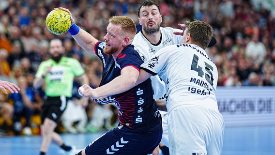 Jim Gottfridsson von der SG Flensburg-Handewitt (l.) im Spiel gegen den THW Kiel © picture alliance / dpa 