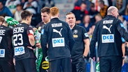 Bundestrainer Alfred Gislason mit der deutschen Handball-Nationalmannschaft © IMAGO/Noah Wedel 