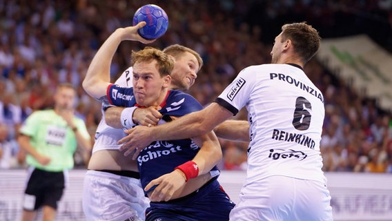 Petter Oeverby (THW Kiel, 11), Simon Pytlick (SG Flensburg-Handewitt, 02), Harald Reinkind (THW Kiel, 06) GER, SG Flensburg-Handewitt vs. THW Kiel, Handball, Bundesliga, Spieltag 5, Saison 2023/2024, 07.09.2023 © Imago / Eibner 