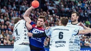 Johannes Golla (SG Flensburg-Handewitt) gegen Kiel kaum zu halten © IMAGO / Eibner 