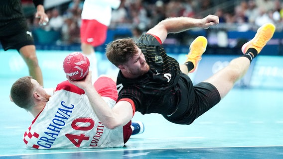 Handball-Nationalspieler Johannes Golla (r.) im Olympia-Spiel gegen Kroatien beim Abschluss © picture alliance/dpa | Marcus Brandt 