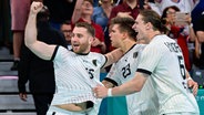 Jubel bei den deutschen Handballern Lukas Mertens, Renars Uscins und Juri Knorr (v.l.). © IMAGO / wolf-Sportfoto 