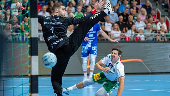 Dominik Kuzmanovic (VfL Gummersbach, Nr. 1) gegen Marius Steinhause von der TSV Hannover-Burgdorf © IMAGO / Jan Guenther 