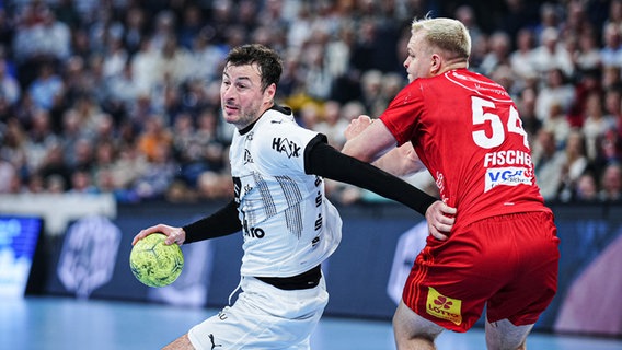 THW Kiel - TSV Hannover-Burgdorf: THW-Spielmacher Domagoj Duvnjak (l.) im Zweikampf mit Justus Fischer. © picture alliance / Eibner-Pressefoto Foto: Eibner-Pressefoto/Marcel von Fehrn