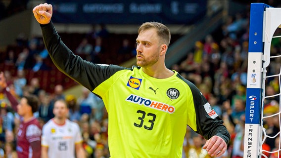 Handball-Nationaltorhüter Andreas Wollf ballt die Faust. © IMAGO / wolf-sportfoto 