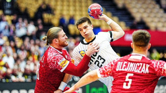 Deutschlands Renars Uscins (M.) setzt sich gegen die Polen Ariel Petrasik (l.) und Marek Marciniak durch. © Imago Images /Kessler-Sportfotografie 