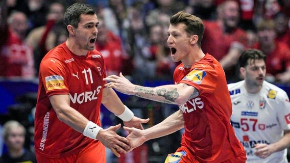 Rasmus Lauge (l.) und Emil Jakobsen bejubeln ein dänisches Tor im Finale der Handball-WM. © IMAGO / NTB Foto: Stian Lysberg Solum