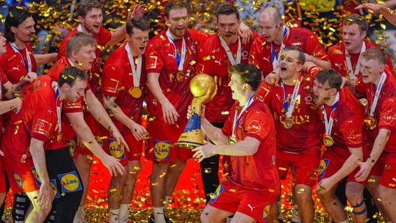 Die dänischen Handballprofis im Konfetti-Regen und mit WM-Pokal. © picture alliance / dpa Foto: Soeren Stache