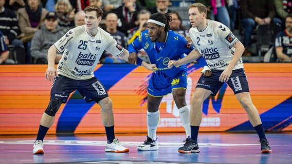 Lukas Jørgensen (Nr.25, SG Flensburg-Handewitt), Gabriel Nyembo (Nr.05, Fenix Toulouse Handball), Simon Pytlick (Nr.02, SG Flensburg-Handewitt) © IMAGO / Beautiful Sports 