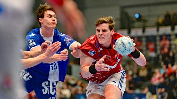 Dominik Axmann vom HSV Hamburg im Kampf um den Handball © Witters Foto: Valeria Witters