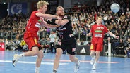 Marian Michalczik (22, TSV Hannover-Burgdorf ) Maciej Gebala (77, HC Erlangen HCE © IMAGO / Zink 