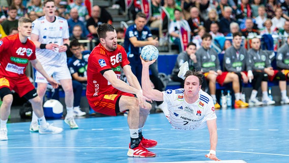 Hannovers Hannes Feise (l.) kommt zu spät gegen Leif Tissier vom HSV Hamburg (beim Wurf). © IMAGO / Jan Guenther 