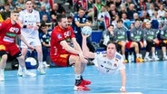 Hannovers Hannes Feise (l.) kommt zu spät gegen Leif Tissier vom HSV Hamburg (beim Wurf). © IMAGO / Jan Guenther 