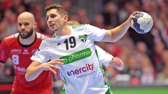 Marius Steinhauser  (r.) von der TSV Hannover-Burgdorf im Spiel bei der MT Melsungen in Aktion © IMAGO / Eibner 