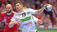 Marius Steinhauser  (r.) von der TSV Hannover-Burgdorf im Spiel bei der MT Melsungen in Aktion © IMAGO / Eibner 