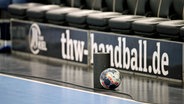 Ein Handball in der THW-Halle © imago images/Claus Bergmann 