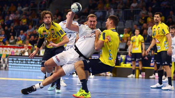 Niklas Weller (Hamburg) im Zweikampf mit Sebastian Heymann (Rhein-Neckar Loewen) Rhein-Neckar Loewen vs HSV Hamburg, Handball, 1. Bundesliga, 07.10.2024 Rhein-Neckar Loewen vs HSV Hamburg, © imago images / Eibner 